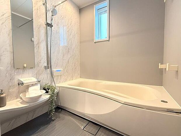 【【完成イメージ　バスルーム】】浴室には「保温浴槽」を採用して、長時間温かいお湯張りが可能です。追い焚き回数が減るので節電にもなります。
※画像は当社施工例のため実際とは異なります