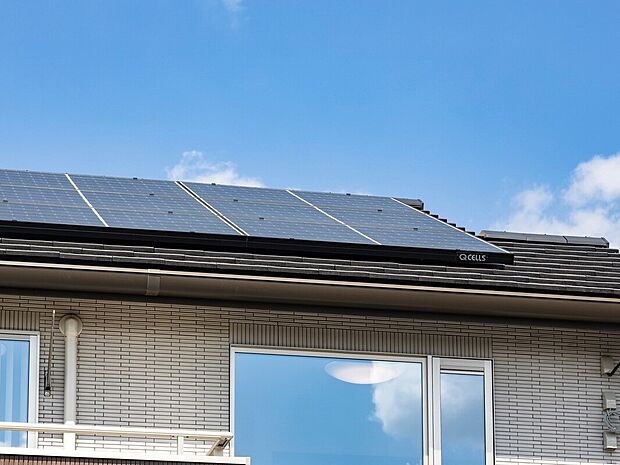 【太陽光発電システム】全邸に太陽光発電システムが導入され、日中に発電された電気を自宅で使用できるエコシステムです。洗濯機や食器洗浄乾燥機の稼働を日中に行うことで、電気代の大幅カットに繋がります。
