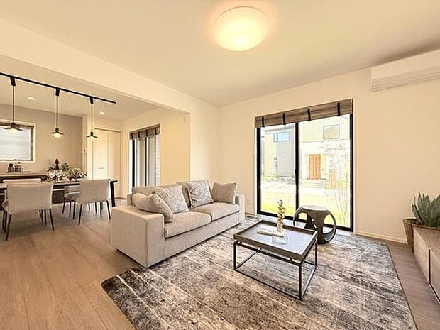 【【現地モデルハウス7号棟　リビング】】南側からの陽あたりが良いリビングです。4～5人家族でもゆとりをもってお過ごし頂く事が可能です。