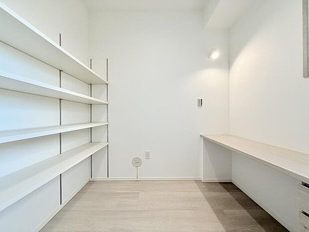 【【33号棟　パントリー】】カウンターと可動棚を設置したパントリー。コンセントも付いているので家電も置くことができます。