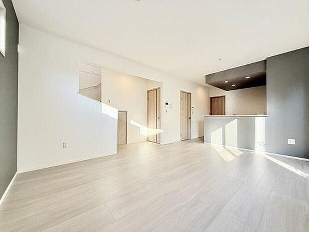 【【33号棟　LDK】】天井高2.6mのハイスタッド天井を採用。南面サッシから陽が差し込む明るいリビングです。