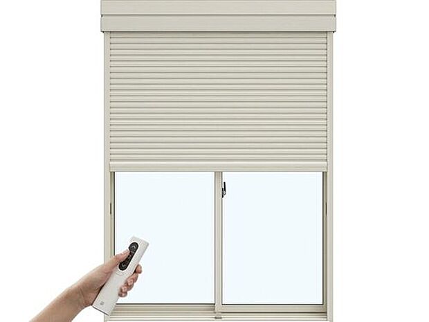 【【リモコン付き電動シャッター】】リモコン１つで簡単に操作。テレビやエアコンのリモコンのように、シンプルなワンタッチ操作で、毎日の開け閉めやスリットの開閉を操作できます。