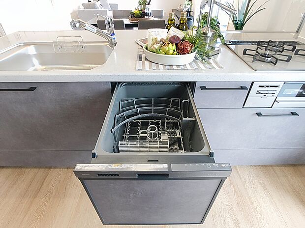 【 【食器洗浄乾燥機】】食事の後片付けをサポートしてくれるビルトインタイプの食器洗浄乾燥機が標準装備♪家事の時間短縮になるだけでなく、手洗いに比べて大幅に節水できる省エネタイプを採用しています。