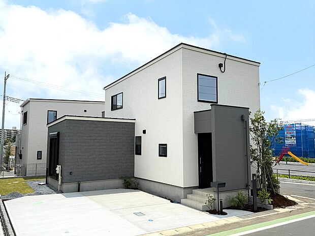【【現地外観】】白を基調とした外観で、北側道路でも明るい印象の街並みです！
※販売済みモデルハウス