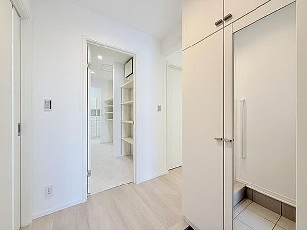 【【モデルハウス3号棟　玄関】】玄関からウォークスルークローゼットが直通動線となっており、スムーズな生活動線を実現しました。