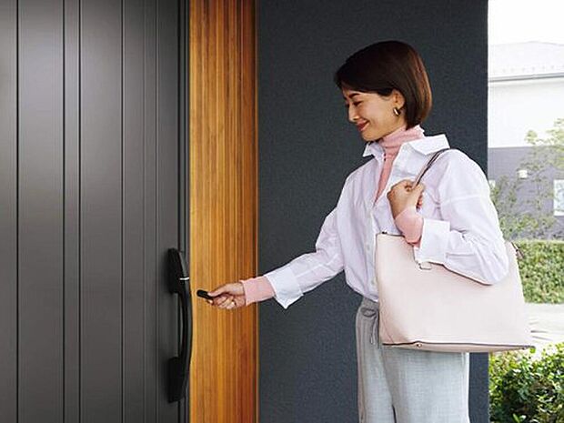 【【ピタットキー(電気錠)】】タグキーをハンドルに近づけるだけでサッと施解錠できるスマートキー。 面倒な鍵の操作を省いてスマートに出入りができ、 非接触型なのでハンドルに当てなくても近づけるだけで操作が可能です。