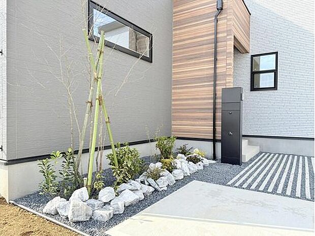 【【モデルハウス3号棟　外構】】玄関まわりを中心に、植栽を散りばめ緑豊かな外構計画となります。