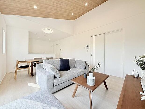 【【モデルハウス3号棟　リビング】】自然な採光がたくさん入るよう、窓など開口部をたくさん設けて、明るい空間が演出されます。