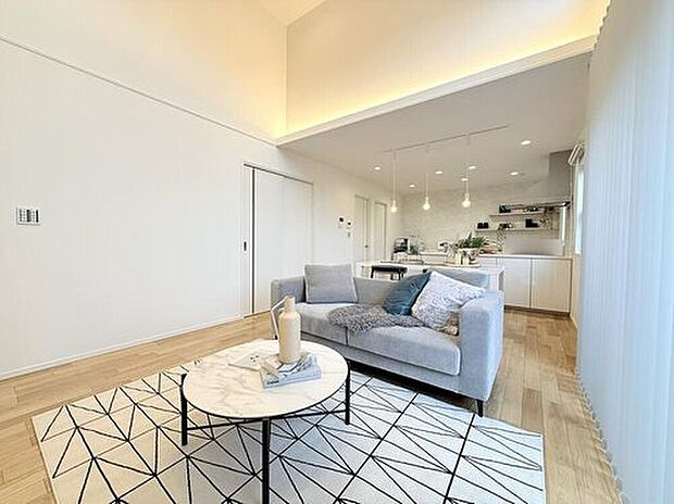 【【当社施工モデルハウス　リビング】】自然な採光がたくさん入るよう、窓など開口部をたくさん設けて、明るい空間が演出されます。
※画像は当社施工例例のため実際とは異なります