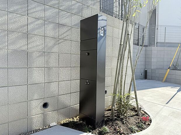 【【宅配ボックス】】共働きご家族には嬉しい設備!オンラインショッピングが急増している中、安全で便利な受け取りができる便益的なソリューションです。
※2026年2月撮影