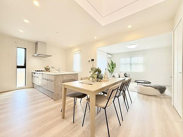 【【モデルハウス3号棟 ダイニングキッチン】】ダイニングを中心にフロア全体が見渡しやすく、家族を身近に感じられる設計プランです。
※2025年10月撮影