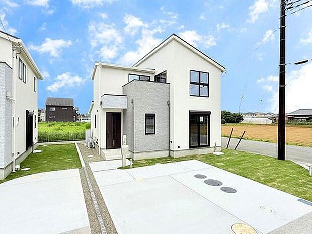 【【1号棟 外観】】モダンスタイルの外観。2台分の駐車スペースとガーデンコーナーを設けた2階建て住まい。