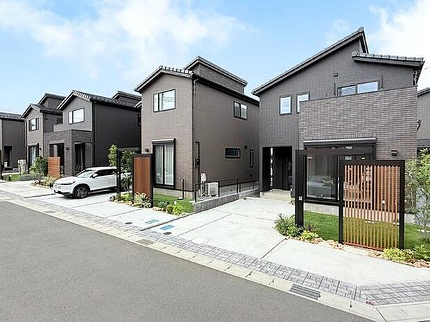 【現地街並み】
ラグジュアリーで重厚感のある外観は、汚れに強い「タイル」を採用しました。
※2025年10月撮影