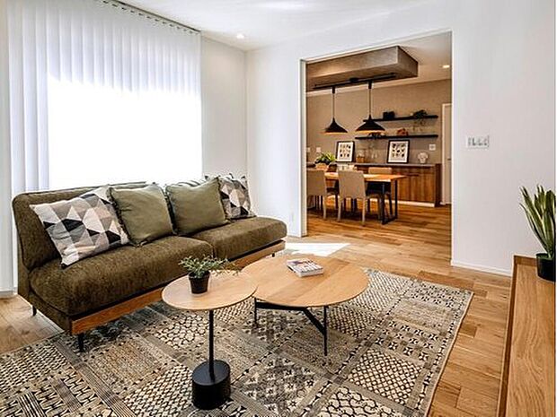 【当社施工モデルハウス LDK】
LDK全体で一体感が生み出されており、どこに居ても家族を身近に感じられます。
※画像は当社施工例のため実際とは異なります