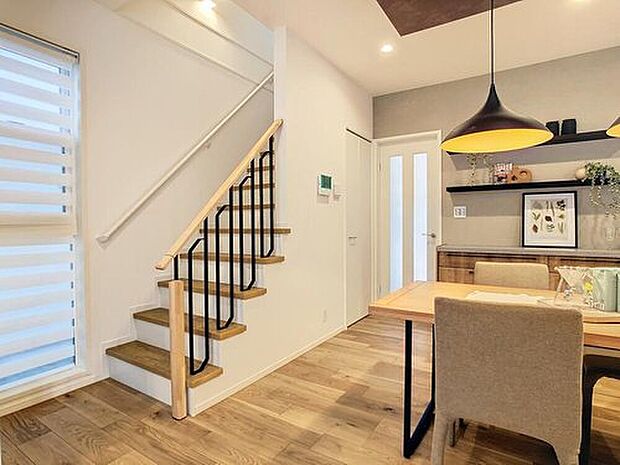 【当社施工モデルハウス リビング階段】
一部の住戸のリビング階段には「アイアン手すり」が採用され、オシャレな内観が演出されます。
※画像は当社施工例のため実際とは異なります