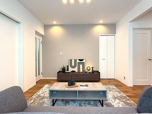 【【新モデルハウス 9号棟】】道路からの視線を気にせずくつろぐことができるリビング空間。
※2025年7月撮影