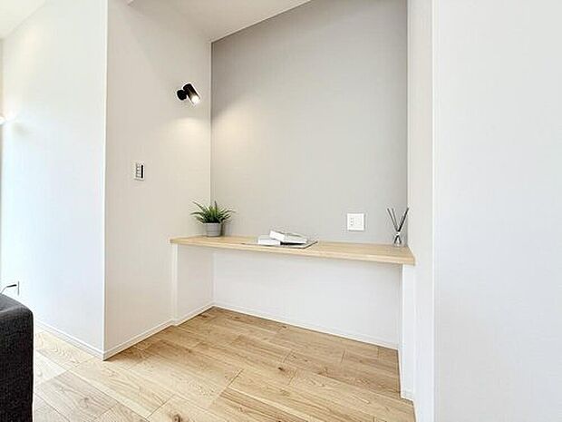 【【最終期 モデルハウス 7号棟】】リビングに設置されたデスクカウンターでは子どもが勉強したり、大人の方もデスクワークができます。
※2025年10月撮影