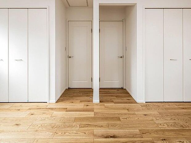 【【当社施工モデルハウス 洋室】】一部の住戸では、洋室の「2ドアワンルーム」が採用されます。家族の用途に応じて壁で仕切ることが可能となります。
※画像は当社施工例のため実際とは異なります