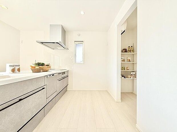 【現地モデルハウス1号棟　キッチン】
キッチンにはパントリーも導入され、豊富な収納スペースを用意してます。
※2026年1月撮影