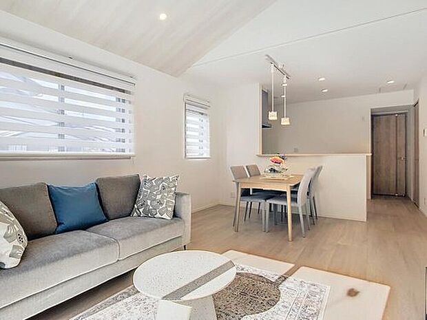 【当社施工モデルハウス LDK】
LDK全体で一体感が生み出されており、どこに居ても家族を身近に感じられます。
※画像は当社施工例のため実際とは異なります