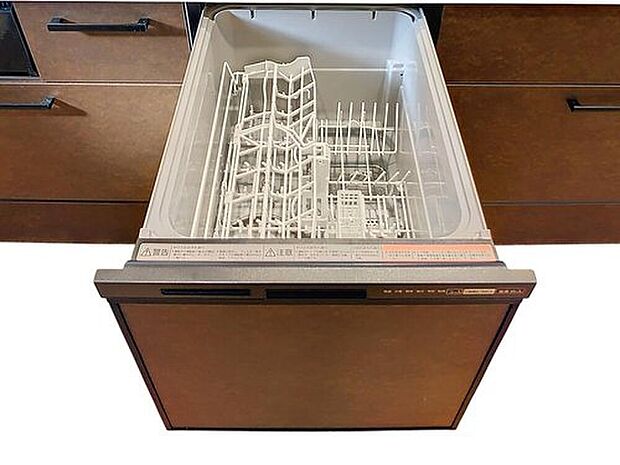 【【食器洗浄乾燥機】】食事の後片付けをサポートしてくれるビルトインタイプの食器洗浄乾燥機が標準装備♪家事の時間短縮になるだけでなく、手洗いに比べて大幅に節水できる省エネタイプを採用しています。