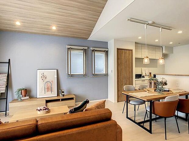 【【当社施工モデルハウス LDK】】LDK全体で一体感が生み出されており、どこに居ても家族を身近に感じられます。
※画像は当社施工例のため実際とは異なります