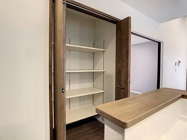 【【当社施工モデルハウス キッチン】】キッチンにはパントリーも導入され、豊富な収納スペースを用意してます。
※画像は当社施工例のため実際とは異なります