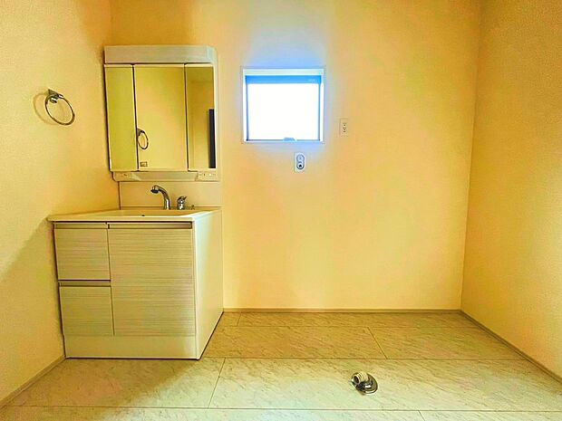 【洗面所】■暮らしやすさを高める、窓のある洗面所＋洗濯機置場です（撮影日：2026.3.19）