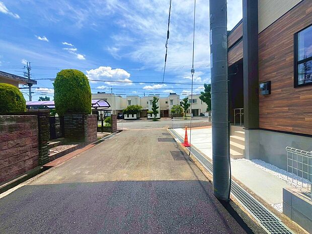 【前面道路】光と風を感じる心地よい住まいです(撮影日:2026.5.14)