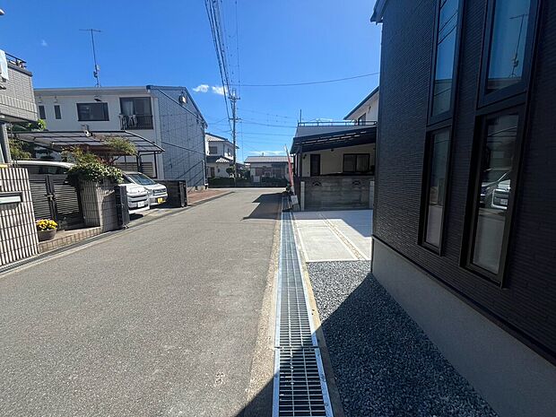 【前面道路】季節の移ろいを身近に感じる、自然豊かで閑静な住宅地です♪
