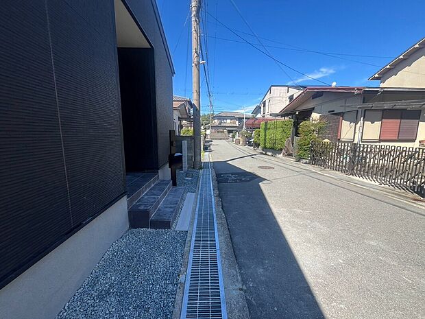 【前面道路】陵北小学校徒歩3分！小さな足でも、すぐ通える安心の距離です
