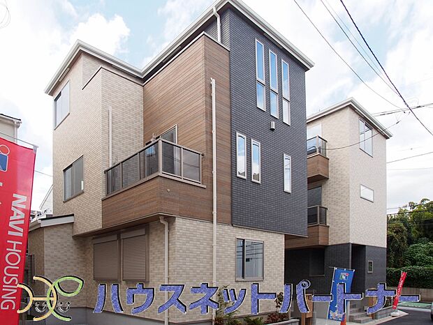 堂々たる趣ながら、主張し過ぎずどこか余裕を感じさせるシャープなフォルムで佇む邸宅は、晴天の空と照らし合わせる事で、本来あるべき完成形の姿を見せてくれます。