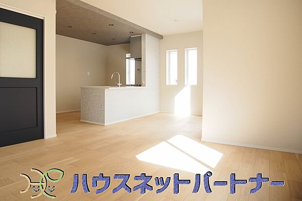 忙しい朝でも家族揃って食事をして頂ける、ゆとりある大きさのダイニングスペース。奥様の手料理をカウンター越しに受けとって頂き、テーブルで囲む素敵な時間を存分にお愉しみ下さい。