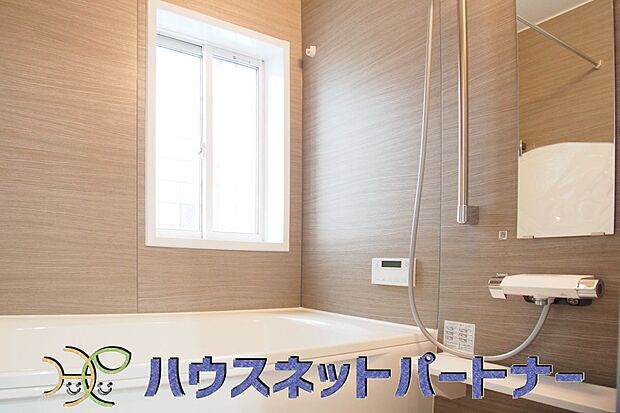 心地よいバスタイムを演出する浴室はゆとりあるサイズを採用。保温機能付き、汚れをはじく有機ガラス系の新素材を採用した浴室。美しく機能的な設備を採用。