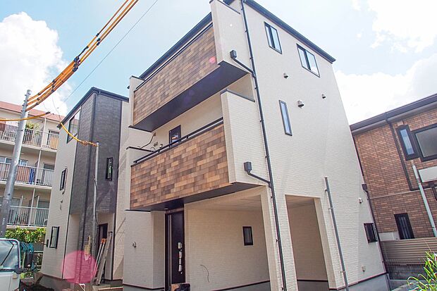 堂々たる趣ながら、主張し過ぎずどこか余裕を感じさせるシャープなフォルムで佇む邸宅は、晴天の空と照らし合わせる事で、本来あるべき完成形の姿を見せてくれます。