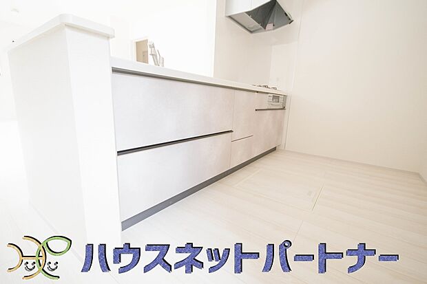 家族の様子を見ながらキッチンでお料理。一日の出来事を会話しながらの家事は嬉しいコミュニケーション。