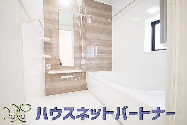 明るい作りの浴室は心も体もリフレッシュさせてくれます。窓もあるので湿気を外へ逃がすことも出来ます。