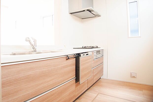 三口コンロで料理の幅を拡げてくれる使いやすいシステムキッチンを採用。洗い場も大きいので野菜や食器を洗ったりする際にも捗り、奥様の強い味方となってくれるはずです。