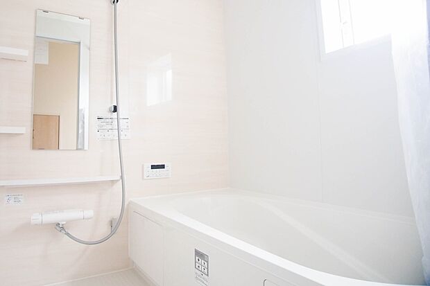 高級感溢れるカラーと大きさ・柔らかな曲線で構成された半身浴も楽しめるバスタブが心地よさをもたらします。