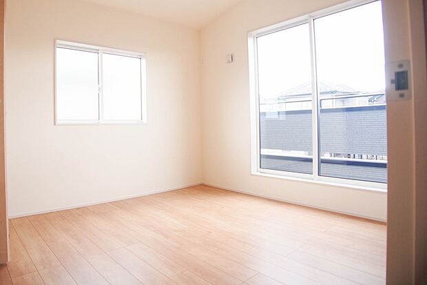 2面窓のある風通しの良いお部屋は心も体も元気にしてくれます。自分だけのお部屋作りを楽しんでみては。