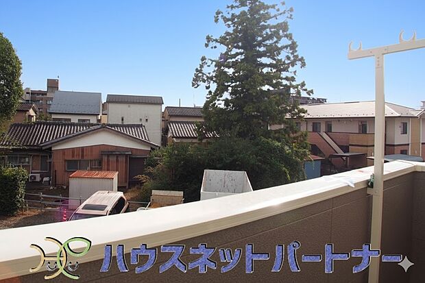 【バルコニー】青い空が近くに感じるバルコニーは、爽やかな風をお部屋へ運んでくれます。