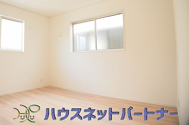 【寝室】たっぷりの収納も配備しており、片付いた空間を現実出来そう。陽光も降り注ぐ明るく開放的な空間が魅力的。