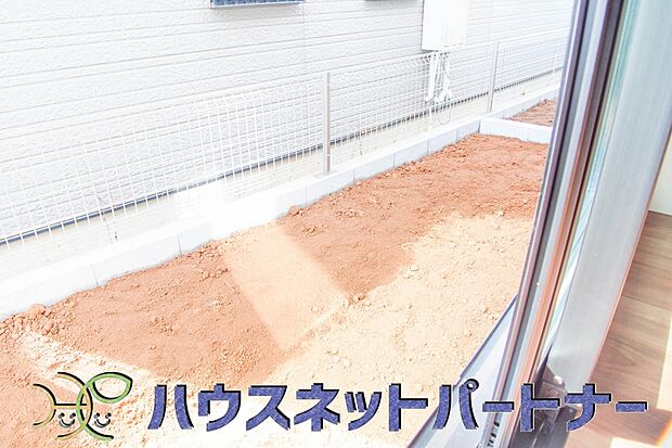 【庭】一戸建ての醍醐味は、何といっても庭があること。花や野菜を育てたり、子供と遊んだり、お客様を迎えたり…。大切なペットと過ごす心地良いスペースにもなりますね。