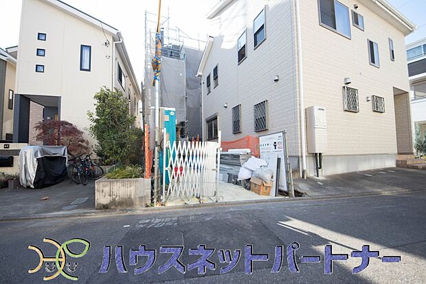 【駐車場】カースペース。通勤や家族の送迎など、毎日の生活にマイカーが欠かせない方にとって駐車場は大事な条件。敷地内にカースペースがあれば、お出かけやお買い物の際の搬入出もらくらくです。