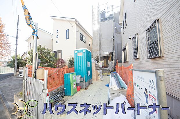 【現地外観写真】ここから始まる「日常」はご家族にとってかけがえのない時間となります。少しでも豊かに、快適に。そんな想いから本邸宅は生まれました。