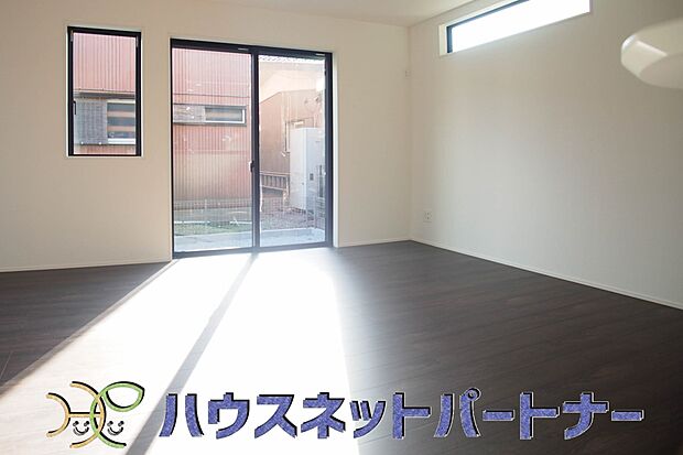 【ダイニング】リビングにテーブルを置いて、寛げるソファーを置いても余裕の広さがあります。