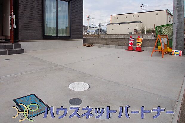 【駐車場】カースペース2台可。新築戸建てを購入する際、庭付きや駐車場2台付きは大変魅力的に映ります。駐車スペースが2台分あれば、夫婦それぞれ車をもっている場合や、親戚や友人などが車で来る際も安心です。