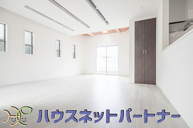 【リビングダイニング】通風・採光に優れ、心地よい光と風が溢れています。 贅沢で豊かな居住性と、プライドを満たすクオリティが見事に調和した住空間。新築ならではの快適なひとときをご体感頂ける筈です。