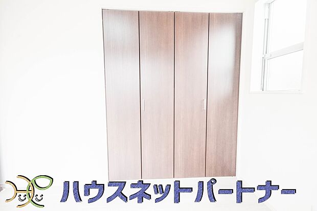 【収納】多くの人がお困りの住まいの収納。壁面クローゼットがあればタンスを置く必要がなく、出っ張りのないスッキリ空間を維持できます。限られたスペースを有効に活用できそう。