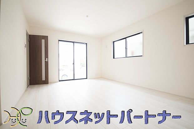 【リビングダイニング】リビングは、食事スペースと寛げる場所設けてもまだ余裕の広さ。明るい光が照らしてくれます。